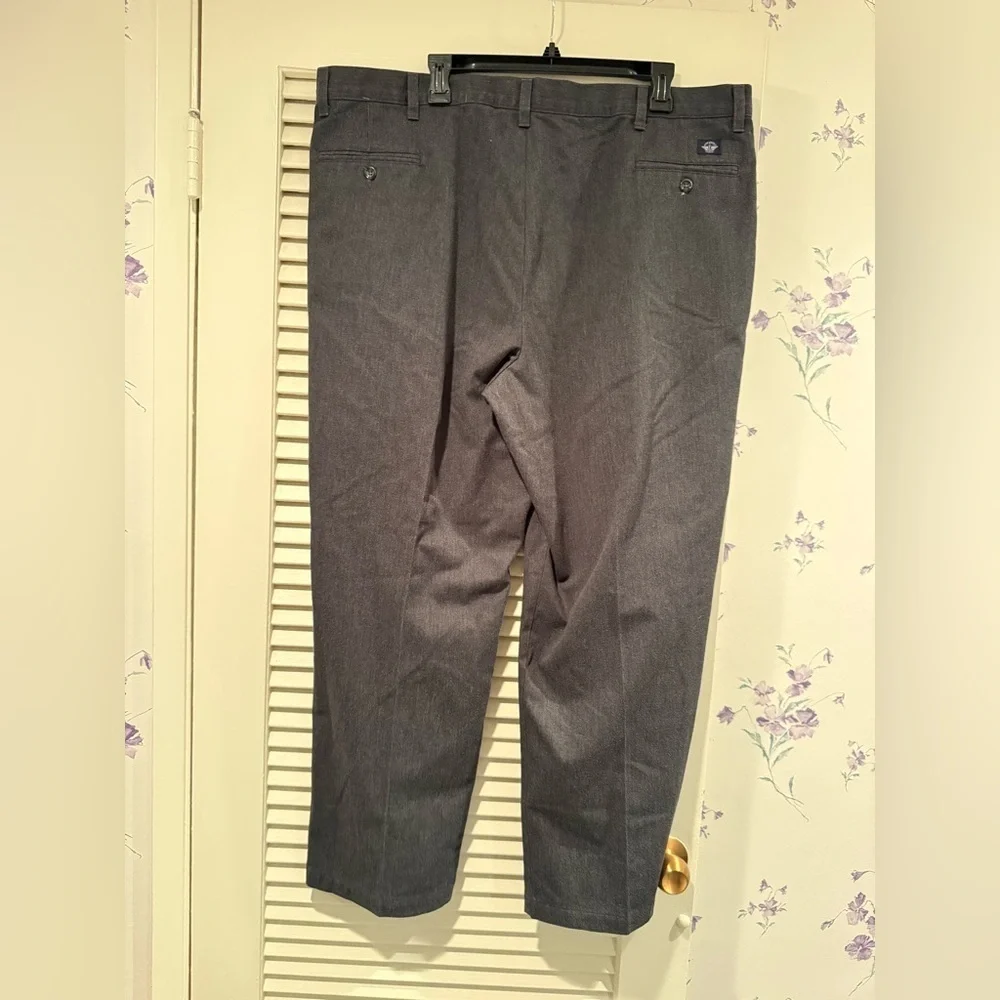 Dockers No Wrinkle Twill Classic Fit Pleated Pants in Charcoal Size 44x30